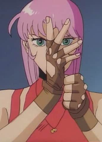 Imagen del anime de Sukeban Deka. La protagonista, en primer plano, colocándose unos guantes de motociclista.