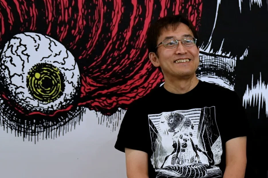 Junji Ito con una playera de Tomie